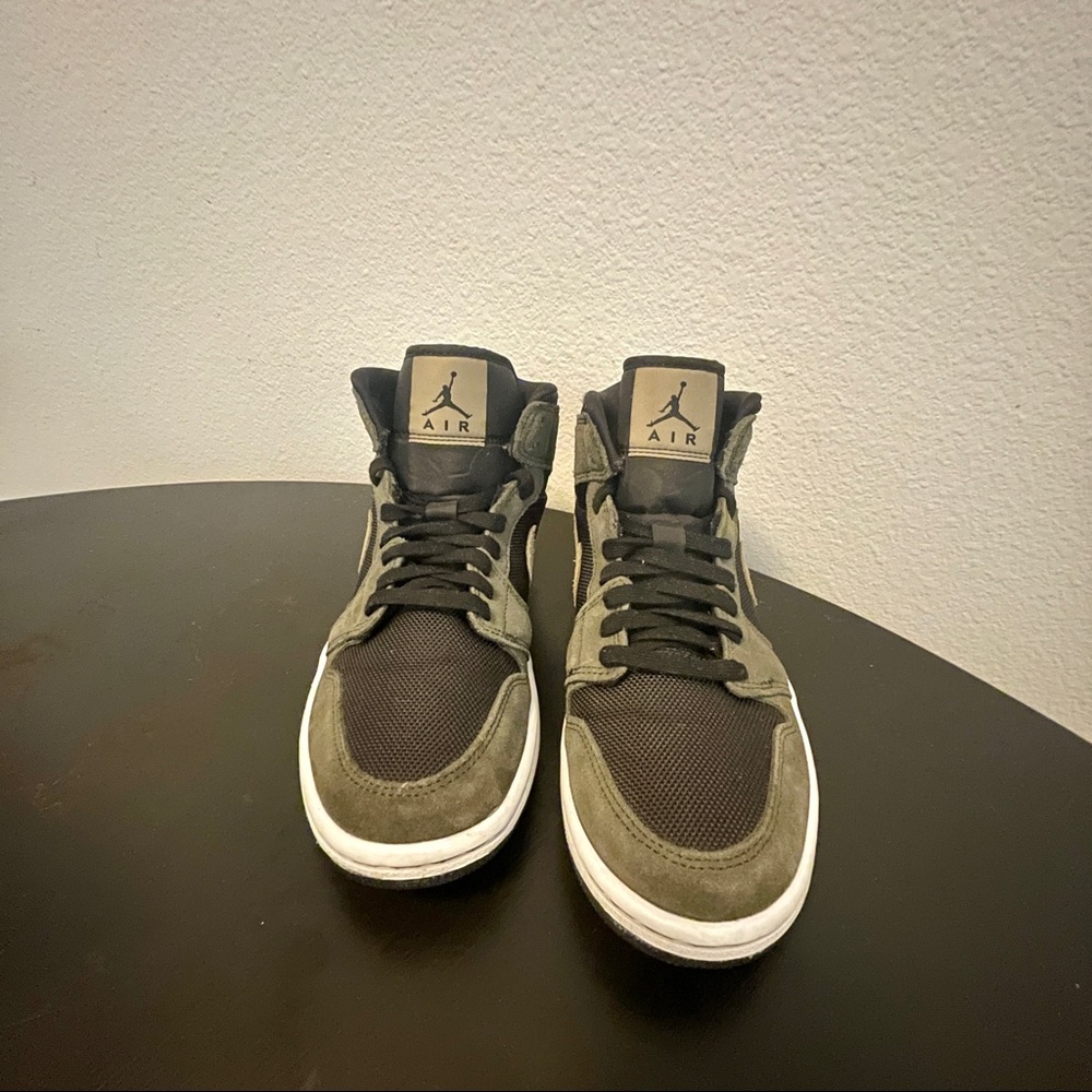 2019
Women Air Jordan 1 Mid 'Olive'